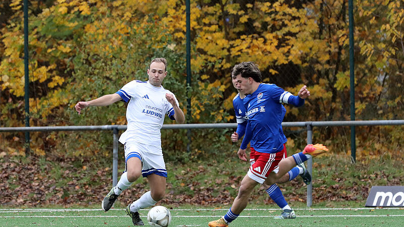 Der TSV Burgebrach um Jan B&auml;uerlein (wei&szlig;es Trikot, hier im Spiel gegen M&ouml;geldorf) war gegen den FSV Erlangen-Bruck ohne Chance.