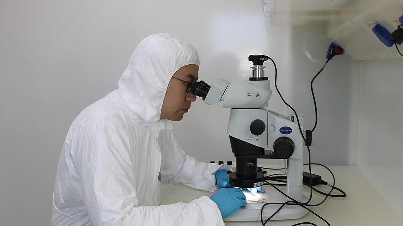 Ran Zhao M.Sc., Doktorand am BGI der Uni Bayreuth, wirft einen ersten Blick auf das Mondgestein.
