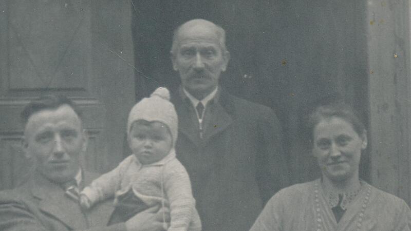 Gregor Schäfer (im Hintergrund) mit seinem Schwiegersohn Franz Hofstetter (von links), Enkelin Hildegard und Anna Hofstetter.