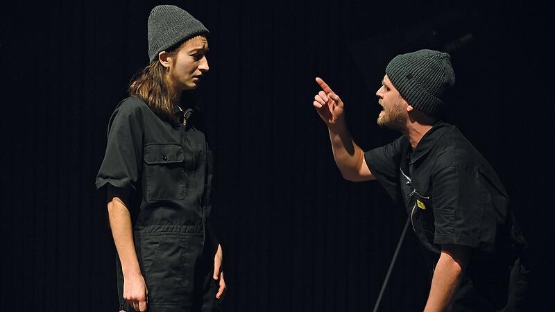 Antonia Bockelmann (l.) und Eric Wehlan brillieren in „Das Störschwein“ am E.T.A.-Hoffmann-Theater. Antonia Bockelmann (l.) und Eric Wehlan brillieren in „Das Störschwein“ am E.T.A.-Hoffmann-Theater.