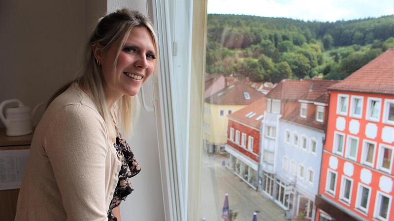 Alisa Knüttel wirft gerne einen Blick auf ihre Heimatstadt Bad Brückenau. Sie ist die neue Klimaschutzmanagerin.