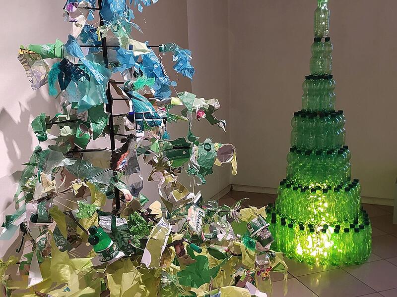 Von Sch&uuml;lern des Gymnasiums Herzogenaurach entworfene &Ouml;ko-Christb&auml;ume aus Recyclingmaterial sind ausgestellt im Stadtmuseum.