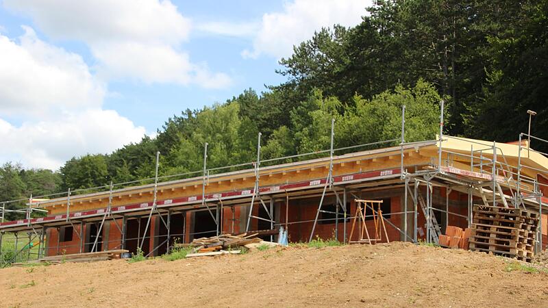 Der neue Waldkindergarten in Fuchsstadt dürfte in dieser Form mit seinen Alleinstellungsmerkmalen ein Vorbild in diesem Sektor sein. Bauwagenszenen oder Blockhüttenromantik waren hier nicht im Sinne des Gemeinderats. Der neue Waldkindergarten in Fuchsstadt dürfte in dieser Form mit seinen Alleinstellungsmerkmalen ein Vorbild in diesem Sektor sein. Bauwagenszenen oder Blockhüttenromantik waren hier nicht im Sinne des Gemeinderats.