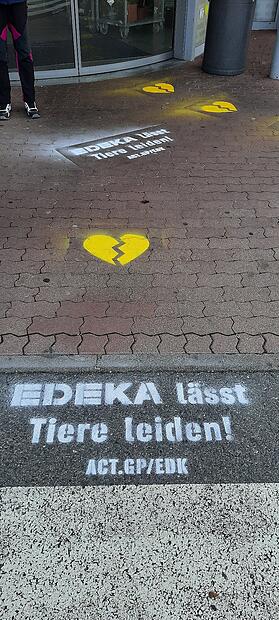 Protest-Graffiti vor Edeka-Filialen in Kronach und Lichtenfels