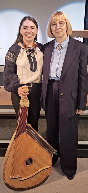 Nataliia Hrabarska (l.) mit ihrer Bandura und Alla Paslawska.