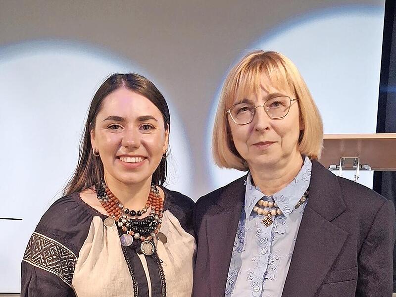 Nataliia Hrabarska (l.) mit ihrer Bandura und Alla Paslawska.