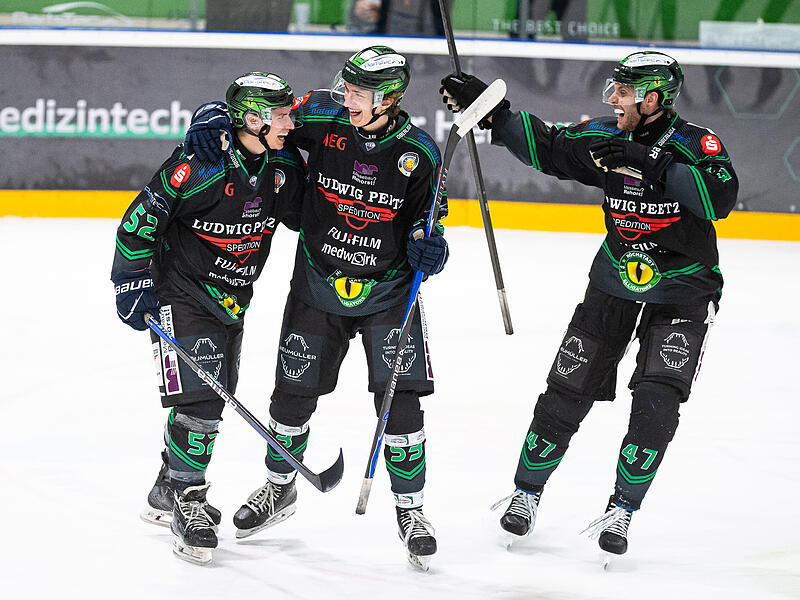 Riesenfreude bei Max Schaller (links), Luca Franzese (Mitte) und Philipp Stobbe: Die Alligators ringen am Freitagabend Erding nieder.