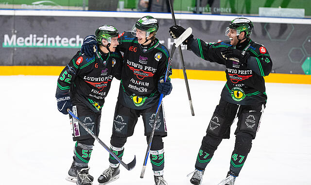 Förderlizenzspieler des Höchstadter EC helfen bei Erding-Sieg Riesenfreude bei Max Schaller (links), Luca Franzese (Mitte) und Philipp Stobbe: Die Alligators ringen am Freitagabend Erding nieder.