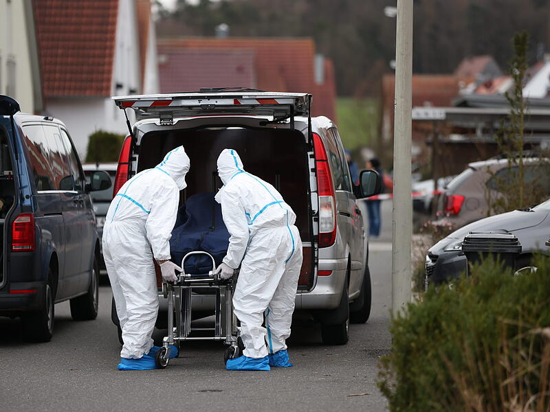 Familiendrama in Mittelfranken: Junge (17) t&ouml;tet Schwester (14) und verletzt Mutter (41) schwer - Zeugen h&ouml;rten Schreie und verst&auml;ndigten die Polizei - Tatverd&auml;chtiger bei Fahndungsma&szlig;nahmen in Tatortn&auml;he festgenommen - Umfangreiche Spurensicherungsma&szlig;nahmen - Blutspuren am Fensterrahmen und zum Nachbarhaus f&uuml;hrend - Hintergr&uuml;nde des Verbrechens noch unklar - Ermittlungsrichter soll am Samstag &uuml;ber Haftfrage entscheidenFamiliendrama in Weisendorf: Bilder zeigen die Ermittler vor Ort