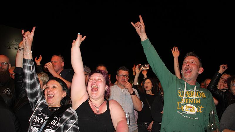 Die Fans bei der Motorradsternfahrt waren begeistert vom fetzigen Hardrock der Gruppe „Bonfire“.