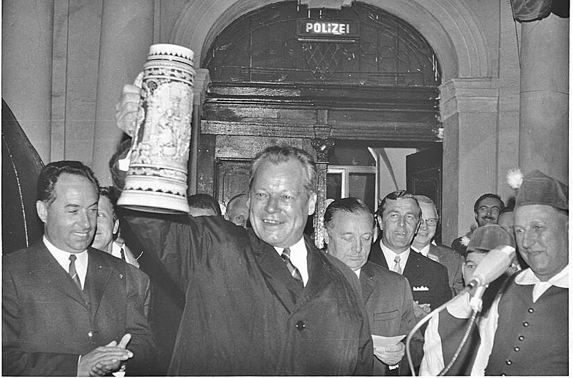 Ein Prosit auf den Wahlsieg: Nach seiner Rede vom Balkon des Kulmbacher Rathauses  reichen die B&uuml;ttner  Willy Brandt  einen riesigen Bierkrug.