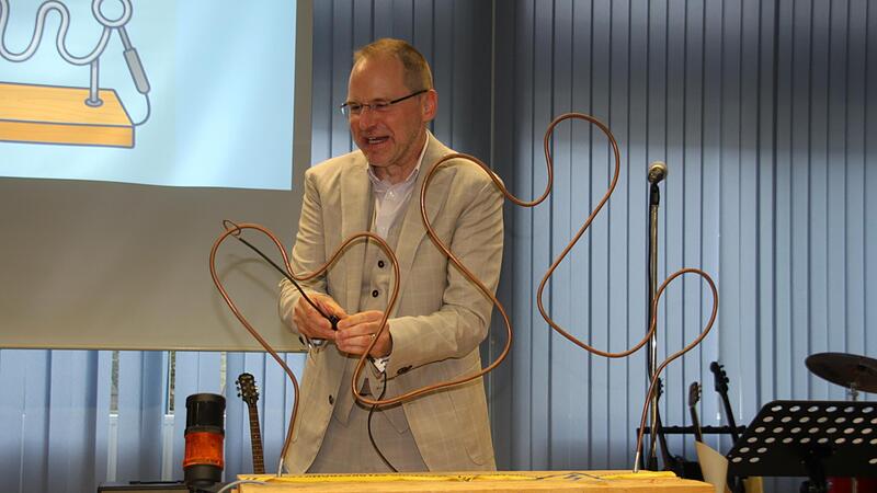 Beim Spiel mit dem hei&szlig;en Draht stellte Matthias Niedermeier, der neue Schulleiter der Carl-von-Linde-Realschule, seine Geschicklichkeit unter Beweis.