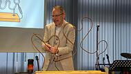 Beim Spiel mit dem heißen Draht stellte Matthias Niedermeier, der neue Schulleiter der Carl-von-Linde-Realschule, seine Geschicklichkeit unter Beweis.