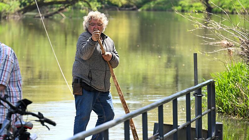 Die Arbeit auf der Pettstadter Fähre ist seine Leidenschaft – Fährmann Reinhold Schuhmann hier in Aktion.