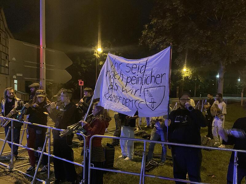 Protest gegen den Fackelzug des Coburger Convents: Vor dem Alexandrinenbad machten Demonstranten extra schlechte Musik.