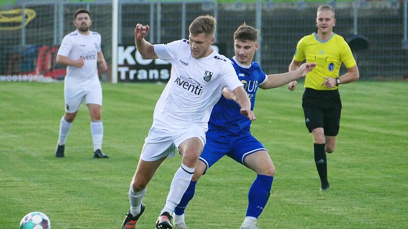 Bei der SpVgg Weiden musste sich der FC Eintracht Bamberg um Bj&ouml;rn Sch&ouml;nwiesner (2.v.l.) zuletzt mit einem 2:2-Remis begn&uuml;gen.