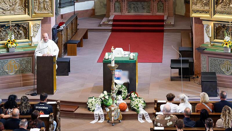 Sven Johannsen, Stadtpfarrer, hält während eines Trauergottesdienstes in der Stadtpfarrkirche St. Michael nach dem gewaltsamen Tod eines 14-Jährigen die Trauerrede sowohl auf Deutsch als auch auf Italienisch.