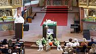 Sven Johannsen, Stadtpfarrer, hält während eines Trauergottesdienstes in der Stadtpfarrkirche St. Michael nach dem gewaltsamen Tod eines 14-Jährigen die Trauerrede sowohl auf Deutsch als auch auf Italienisch.