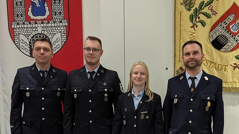 Der neue Vorstand des Feuerwehrvereins: (von links) Kassenverwalter Sebastian Weidinger, Vertrauensmann Clemens Bach, 2. Vorsitzende Katharina Wolf und 1. Vorsitzender Daniel R&ouml;hlinger.