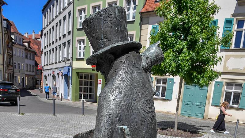 Den Platz vor dem Bamberger Theater schmückt eine Statue E.T.A. Hoffmanns. Den Platz vor dem Bamberger Theater schmückt eine Statue E.T.A. Hoffmanns.