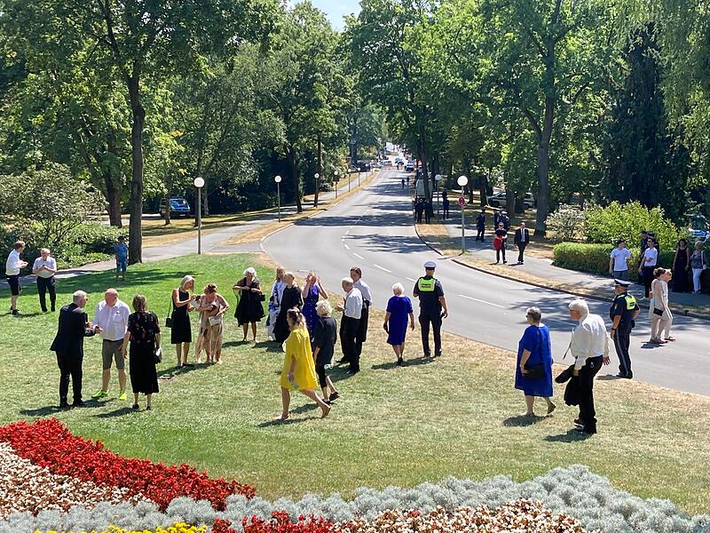 Einige warten auch auf dem Rasen.