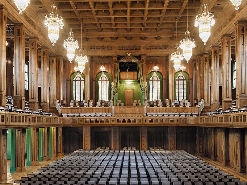 Der Max-Littmann-Saal in Bad Kissingen dient nach 2010 erneut als Veranstaltungsort für die Wahl der Weinkönigin. Der Max-Littmann-Saal in Bad Kissingen dient nach 2010 erneut als Veranstaltungsort für die Wahl der Weinkönigin.