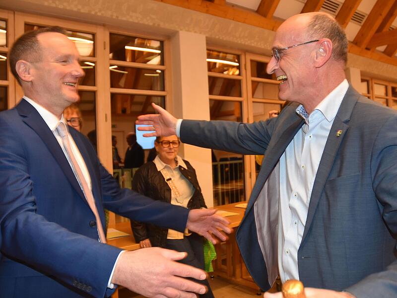 Der alte Landrat freut sich &uuml;ber den Erfolg des neuen: Wilhelm Schneider (rechts) war einer der ersten Gratulanten bei Michael Ziegler.
