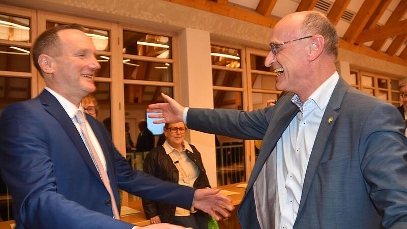Der alte Landrat freut sich &uuml;ber den Erfolg des neuen: Wilhelm Schneider (rechts) war einer der ersten Gratulanten bei Michael Ziegler.