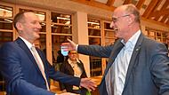 Der alte Landrat freut sich &uuml;ber den Erfolg des neuen: Wilhelm Schneider (rechts) war einer der ersten Gratulanten bei Michael Ziegler.