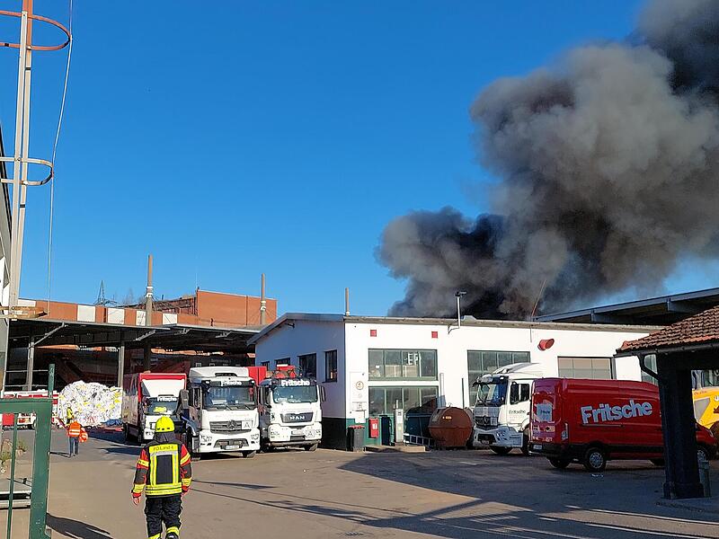 Am Freitag, 4. April 2025, sorgte ein Feuer beim Recyclinghof und Entsorgungsbetrieb Fritsche in Forchheim f&uuml;r einen Gro&szlig;einsatz.