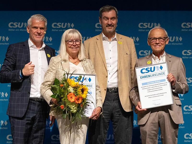 Mit der Goldenen Ehrenraute zeichnete die CSU Unterfranken Jutta Leitherer und Hermann Endres aus. Es gratulierten Parteichef Markus S&ouml;der und Bezirksvorsitzender Steffen Vogel. Im Bild (von links) Vogel, Leitherer, S&ouml;der und Endres.