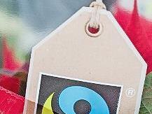 Ein Fairtrade-Zeichen ist an der Verpackung einer Topfblume zu sehen.
