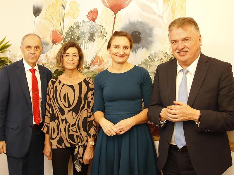 Die „Oberlandärztinnen“ Carola Klein (li) und Natascha von Schau haben die „Modellarztpraxis der Zukunft“ in Marktleugast bezogen. Bei der Eröffnung waren Bürgermeister Franz Uome (li), und Landrat Klaus Peter Söllner zu Gast.