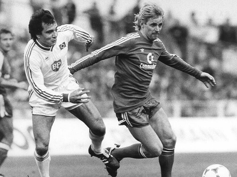 Norbert Nachtweih (rechts) läuft am 20. April 1985 in Hamburg als Profi des FC Bayern München HSV-Mittelfeldspieler Felix Magath den Ball ab. Am Freitag ist er zu Gast in Gemünda im Landkreis Coburg.
