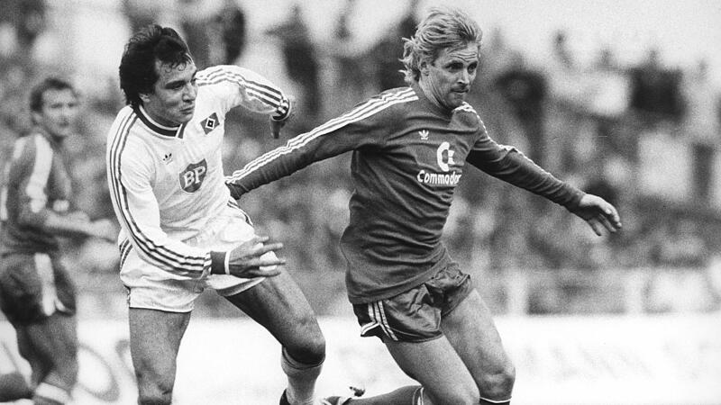 Norbert Nachtweih (rechts) läuft am 20. April 1985 in Hamburg als Profi des FC Bayern München HSV-Mittelfeldspieler Felix Magath den Ball ab. Am Freitag ist er zu Gast in Gemünda im Landkreis Coburg.