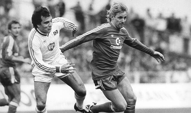Norbert Nachtweih (rechts) läuft am 20. April 1985 in Hamburg als Profi des FC Bayern München HSV-Mittelfeldspieler Felix Magath den Ball ab. Am Freitag ist er zu Gast in Gemünda im Landkreis Coburg.