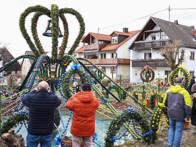 Der Osterbrunnen in Bieberbach bei Egloffstein erstrahlt in den verschiedensten Farben.