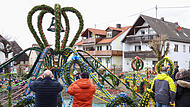 Der Osterbrunnen in Bieberbach bei Egloffstein erstrahlt in den verschiedensten Farben.