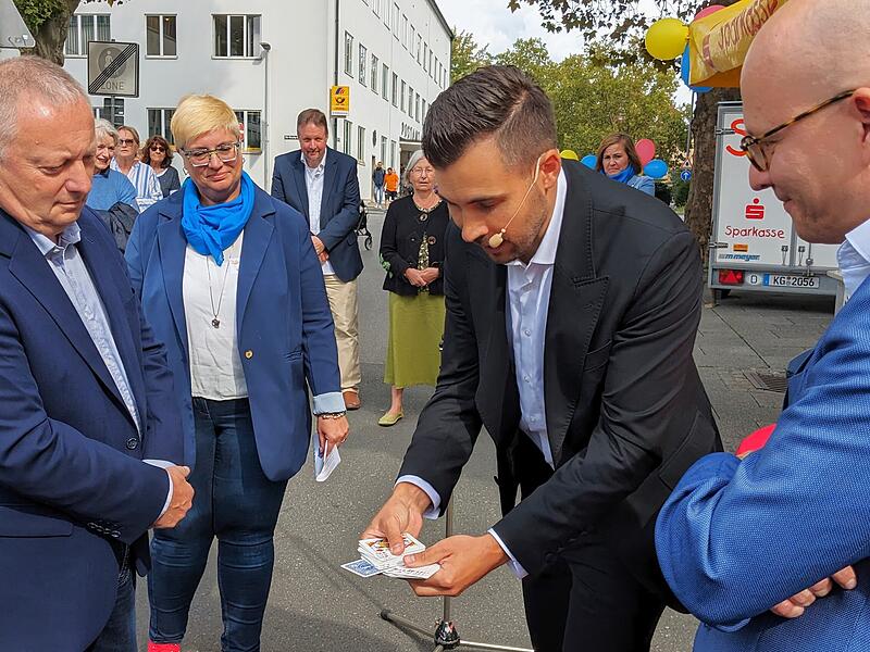 Das Mehrgenerationenhaus Bad Kissingen ließ sich und die Gäste von einem Magier verzaubern. Das Mehrgenerationenhaus Bad Kissingen ließ sich und die Gäste von einem Magier verzaubern.