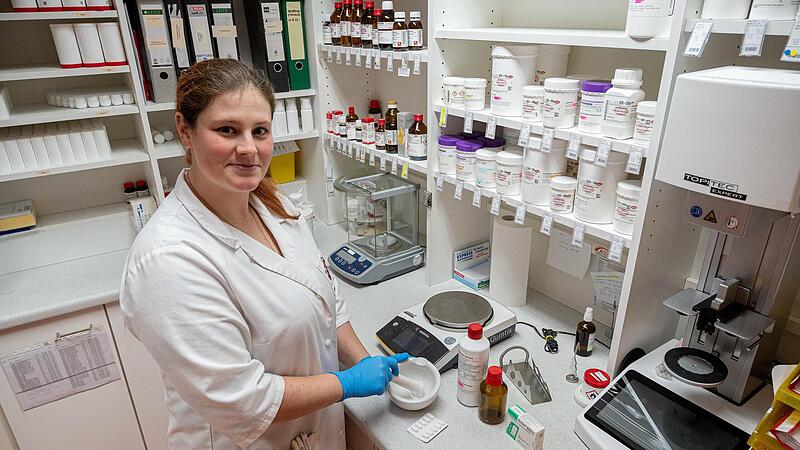 Franziska Stubert bereitet in Lichtenfels in der Rats-Apotheke von Hartmut Pensel alles vor, um Fiebersaft selber herzustellen. Doch man kann auch &uuml;ber Alternativen nachdenken.