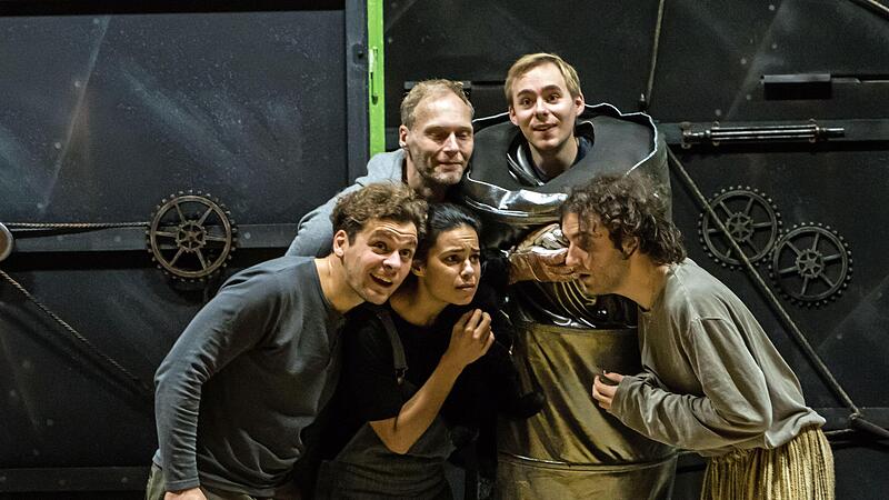 &bdquo;Der Zauberer von Oz&ldquo;: Probenszene im Globe Coburg mit Florian Graf (L&ouml;we), Tobias Bode (Zauberer), Milena Weber (Dorothy), Hans Ehlers (Blechmann) und Nils Svenja Thomas (Vogelscheuche).