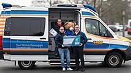 Geschäftsführer Markus Niemetz (r.) bei der symbolischen Scheckübergabe