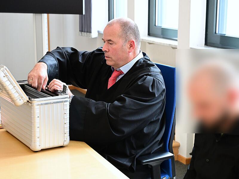 Rechtsanwalt Thomas Drehsen aus Bamberg und der Angeklagte bereiten sich auf den Prozess vor.