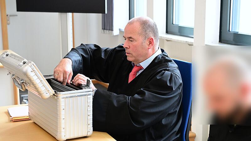 Rechtsanwalt Thomas Drehsen aus Bamberg und der Angeklagte bereiten sich auf den Prozess vor.