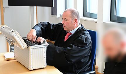 Rechtsanwalt Thomas Drehsen aus Bamberg und der Angeklagte bereiten sich auf den Prozess vor.