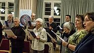 Markus Heunisch probt mit der Kantorei St. Georg im Gemeindehaus  in Neustadt.