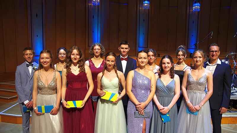 Unser Foto zeigt die f&uuml;r den besten Notendurchschnitt geehrten Sch&uuml;lerinnen und Sch&uuml;ler an der Realschule Bad Kissingen zusammen mit Schulleiter Torsten Stein (rechts).