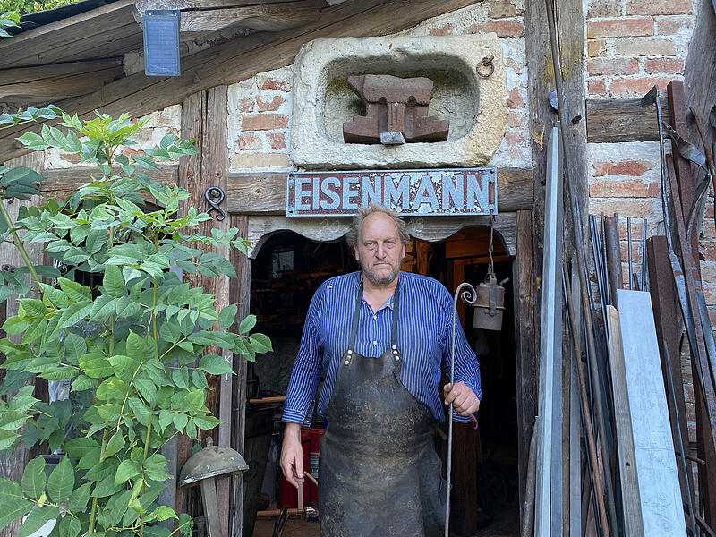 "Eisenmann" Hubert Hunstein bietet handgeschmiedete Gartenstäbe "to go" an