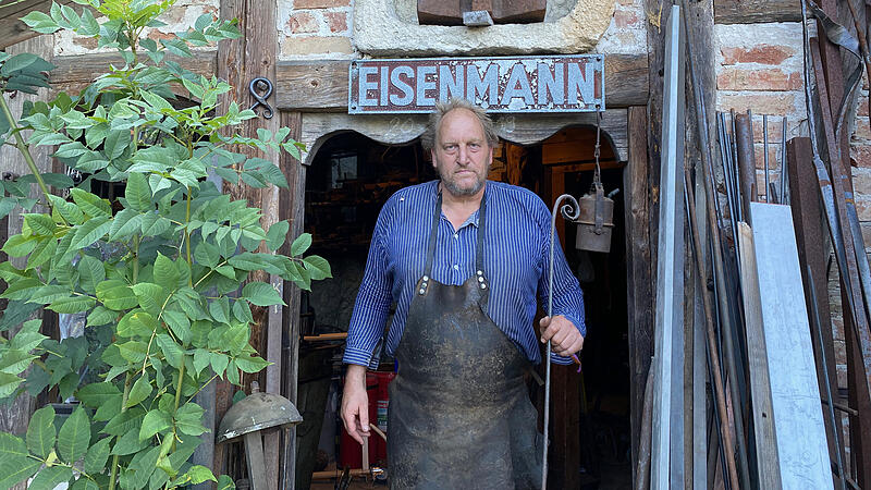"Eisenmann" Hubert Hunstein bietet handgeschmiedete Gartenst&auml;be "to go" an