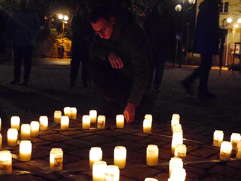 Bürgermeister Jan Marberg legt zum Gedenken an die ermordeten Brückenauer Juden einen Stein auf dem Davidstern nieder.